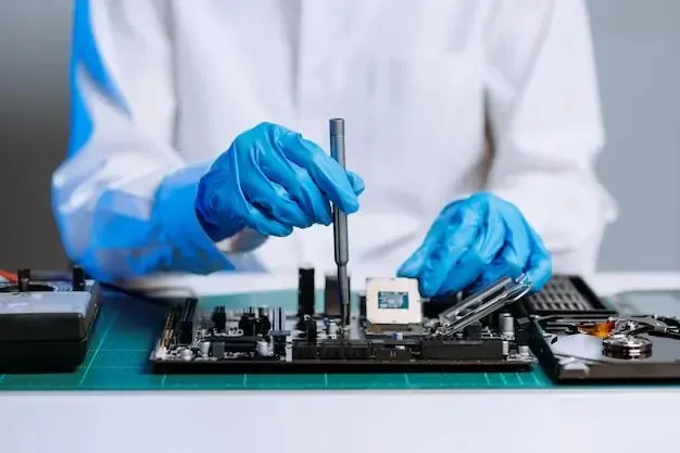 Técnico de Sector Integral reparando hardware de computadora