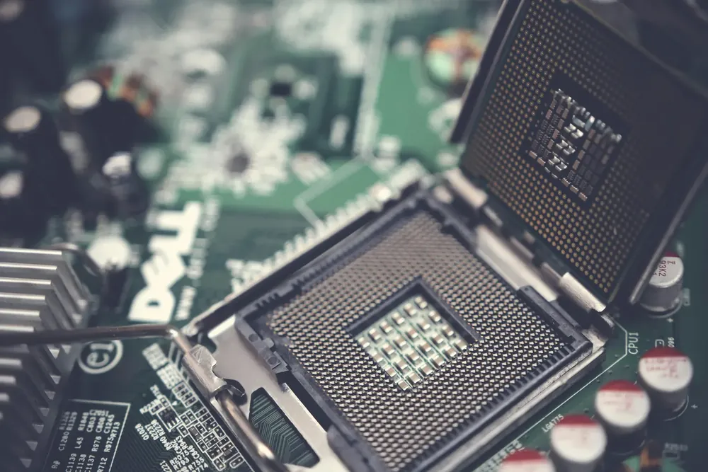 Tarjeta madre de computadora durante una reparación de hardware y recuperación de información